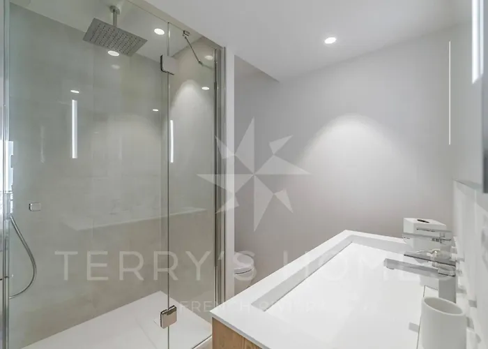 Paula By Terry's Homes 150m - Palais Apartment